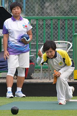 Eva Hui (delivering) from Shatin Sports Association on her way to winning the semi-final of the National Fours against the Island Lawn Bowls Club skipped by Vivian Wong. They will face Indian Recreation Club in the Finals Day on July 9. (Stephanie Worth)