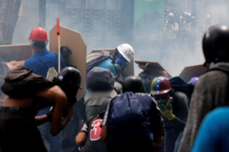 Opposition supporters clash with riot police during a rally against President Nicolas Maduro in Caracas, Venezuela on May 8, 2017. (REUTERS/Carlos Garcia Rawlins)