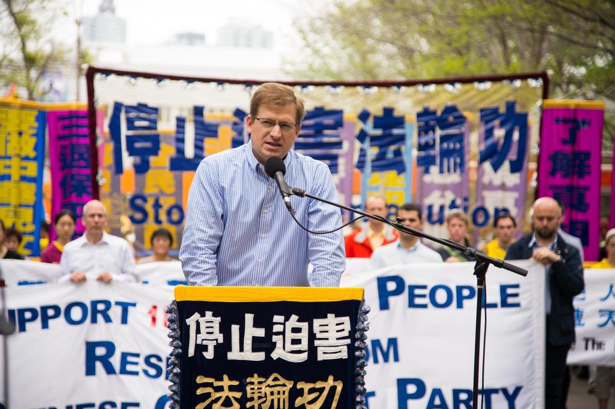 Levi Browde, a partner with a Manhattan-based software company and the executive director of the Falun Dafa Information Center, speaks at a Falun Gong rally on May 14, 2014. (Dai Bing/The Epoch Times)