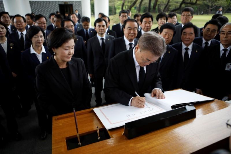 South Korea's President Moon Jae-in writes in a visitor's book at the National Cemetery in Seoul, South Korea on May 10, 2017. (REUTERS/Kim Hong-Ji)