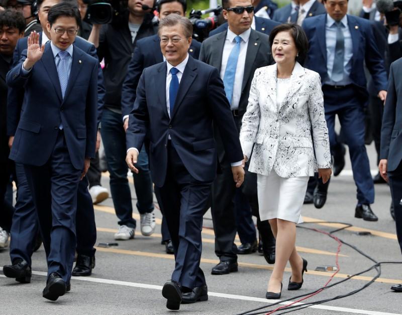 South Korea President Moon Jae-in and his wife Kim Jung-sook walk as they arrive at the presidential Blue House in Seoul, South Korea on May 10, 2017. (REUTERS/Kim Kyung-Hoon)