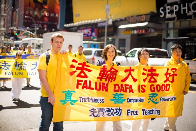 Thousands of Falun Gong practitioners march in a parade along 42nd Street in New York for World Falun Dafa Day on May 12, 2017. (Benjamin Chasteen/The Epoch Times)