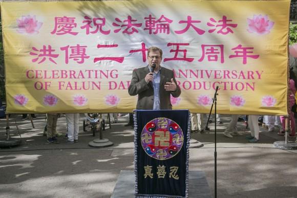 Levi Browde, the executive director of the Falun Dafa Information Center, speaks at a World Falun Dafa Day rally on May 12, 2017. (Cao Jingzhe/The Epoch Times)