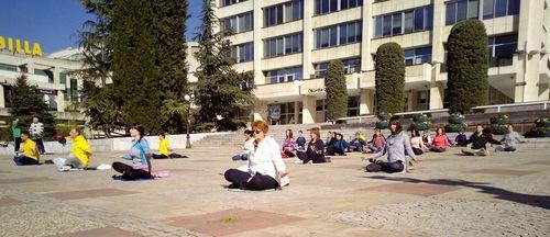 Practitioners doing the exercises in downtown Stara Zagora (Minghui.org).