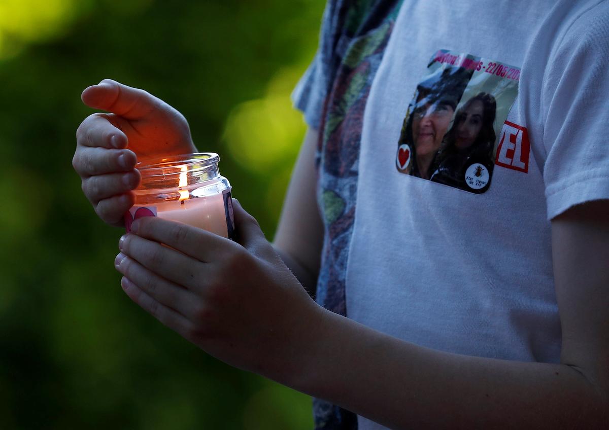 A boy carries a candle during a vigil for the victims of an attack on concert goers at Manchester Arena, in Royton, near Manchester, Britain on May 26, 2017. (REUTERS/Phil Noble)
