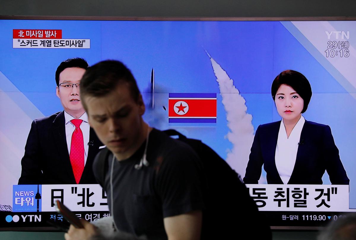 People watch a television broadcasting a news report on North Korea firing what appeared to be a short-range ballistic missile, at a railway station in Seoul, South Korea on May 29, 2017. (REUTERS/Kim Hong-Ji)