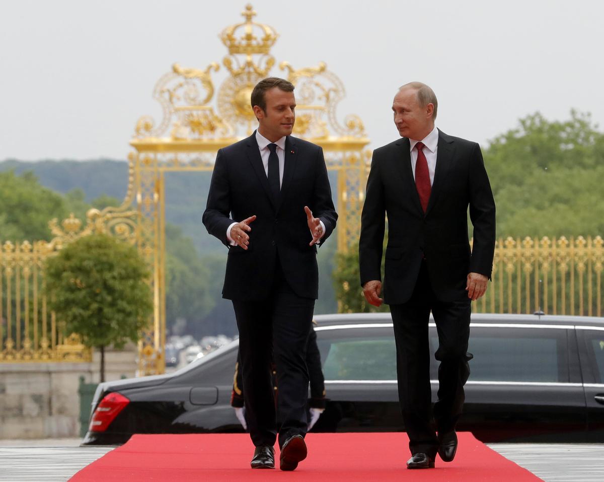 Russian President Vladimir Putin (R) and French President Emmanuel Macron during a meeting at the Chateau de Versailles near Paris, France on May 29, 2017. (Sputnik/Mikhail Metzel/Kremlin via REUTERS)