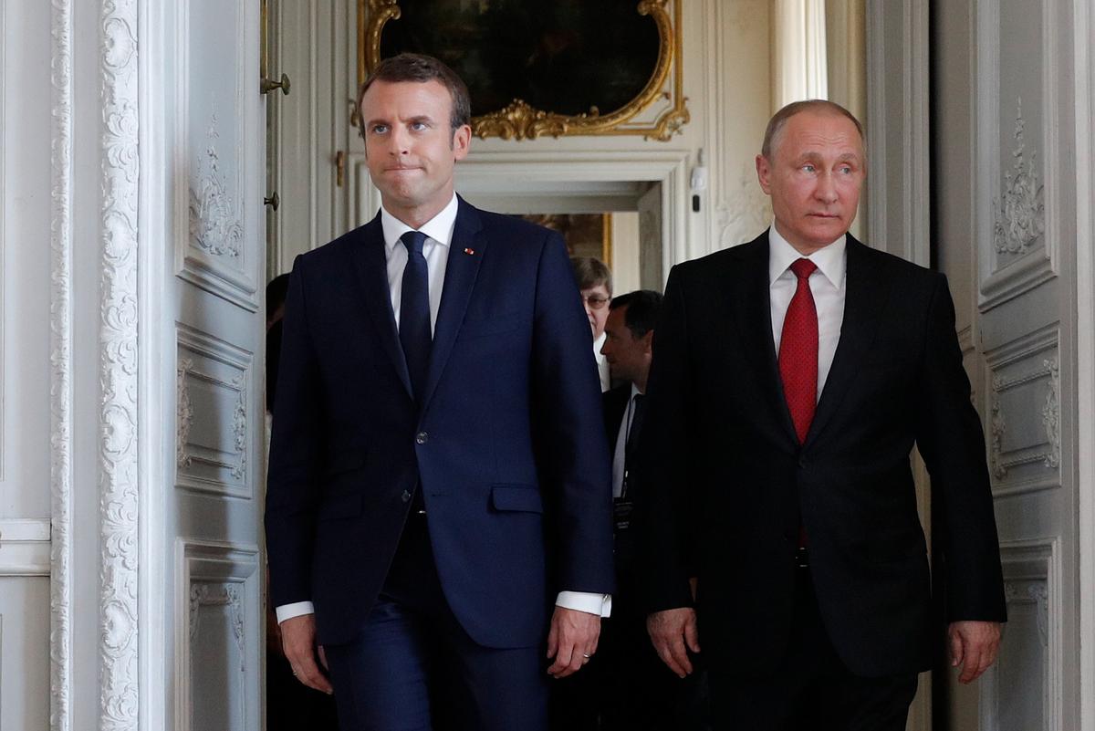 French President Emmanuel Macron (L) walks with Russian President Vladimir Putin at the Chateau de Versailles in Versailles, France on May 29, 2017. (REUTERS/Philippe Wojazer)