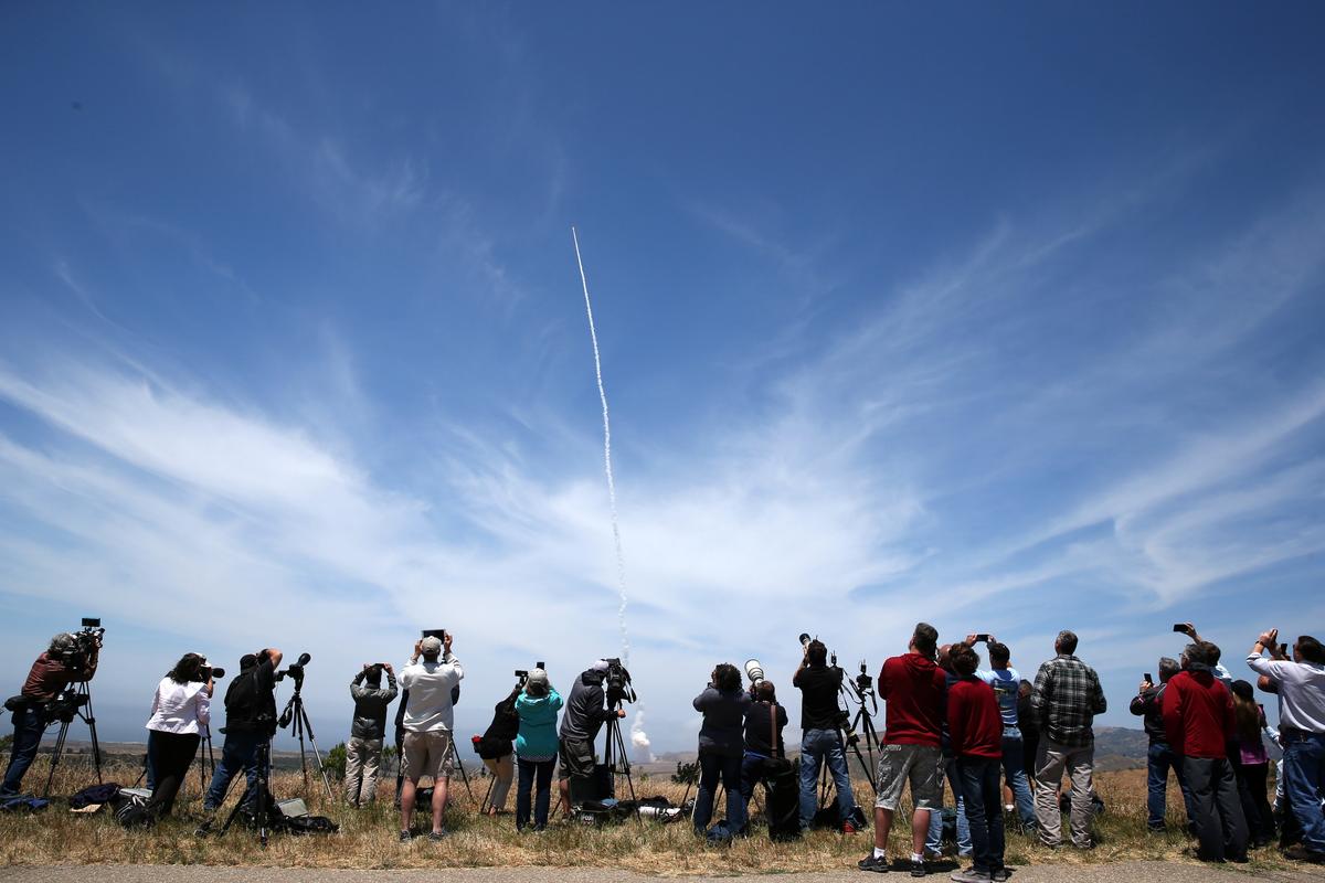 People watch as the Ground-based Midcourse Defense (GMD) element of the U.S. ballistic missile defense system launches during a flight test from Vandenberg Air Force Base, Calif., on May 30, 2017. (REUTERS/Lucy Nicholson)
