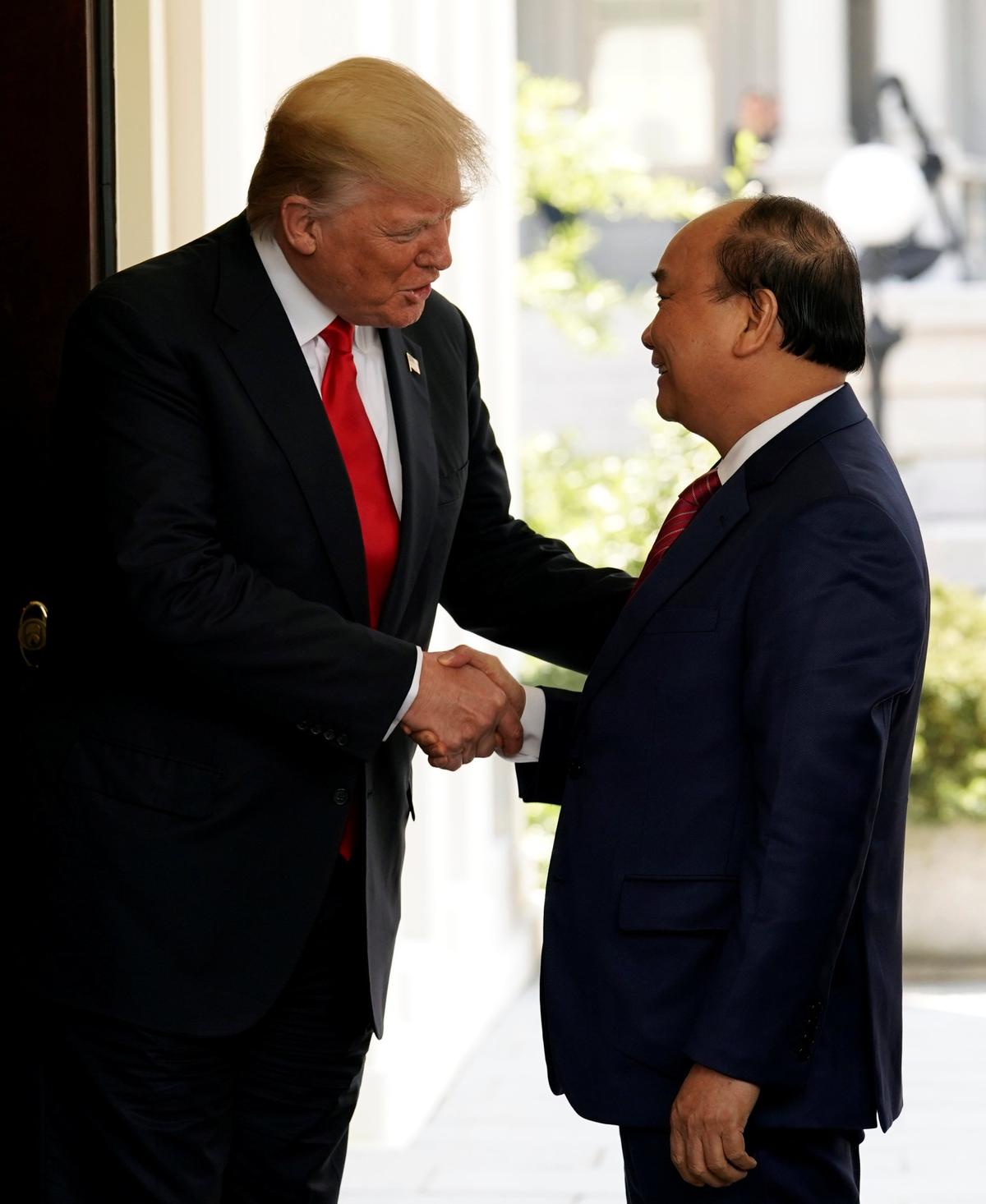 President Donald Trump greets Vietnamese Prime Minister Nguyen Xuan Phuc at the White House in Washington on May 31, 2017. (REUTERS/Kevin Lamarque)