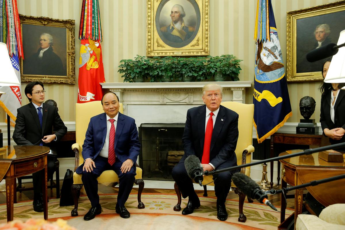 President Donald Trump welcomes Vietnam's Prime Minister Nguyen Xuan Phuc at the White House in Washington on May 31, 2017. (REUTERS/Jonathan Ernst)
