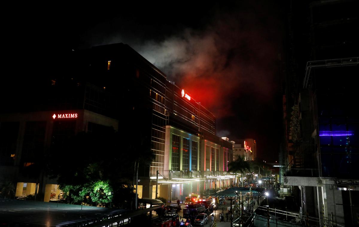 Smoke billows from the Resorts World building in Pasay City, Metro Manila, Philippines on June 2, 2017. (REUTERS/Erik De Castro)