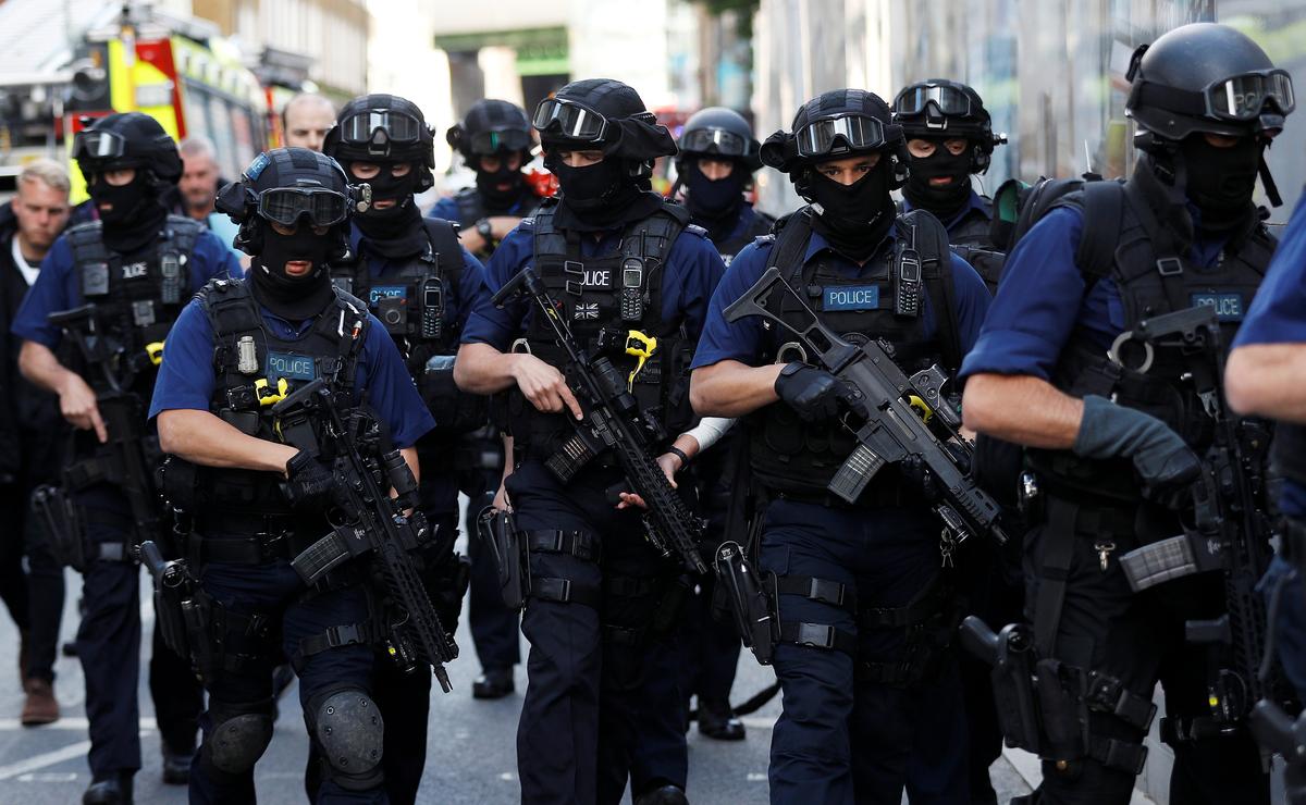 Armed police officers walk near Borough Market after an attack left 7 people dead and dozens injured in London, Britain n June 4, 2017. (REUTERS/Peter Nicholls)
