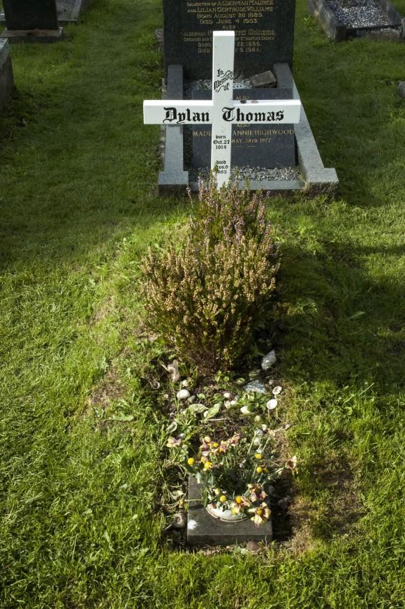 The final resting place of Dylan Thomas in the Laugharne churchyard. (Carole Jobin)