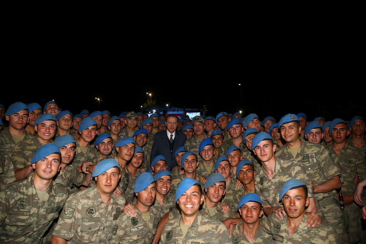 Turkish President Tayyip Erdogan poses with commandos following a fast-breaking iftar dinner at the 1. Commando Brigade in Kayseri, Turkey on June 8, 2017. (Kayhan Ozer/Presidential Palace/Handout via REUTERS)