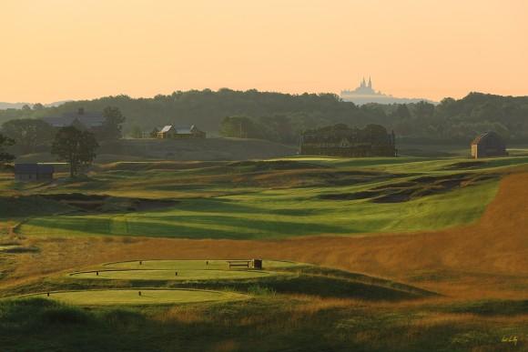 The 18th hole at Erin Hills is muscular par-5 with varying tee positions and features Holy Hill Basilica in the distance. (Paul Hundley PhotoGraphics)