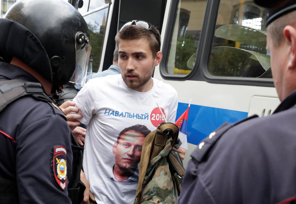 Riot police detain a man dressed in a t-shirt depicting opposition leader Alexei Navalny, during the Navalny-led anti-corruption protest in central Moscow, Russia on June 12, 2017. (REUTERS/Tatyana Makeyeva)