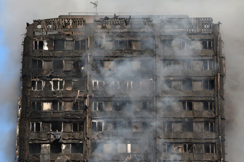 Smoke billows from a tower block severly damaged by fire, in West London, Britain on June 14, 2017. (REUTERS/Neil Hall)