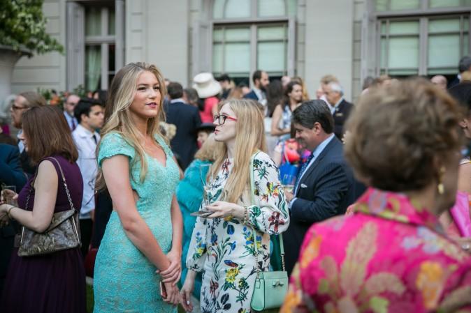 Guests mingle in the Frick's Fifth Avenue Garden. (Benjamin Chasteen/The Epoch Times)