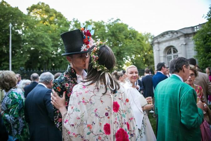 Tim Matusch and Marie Piche share a kiss at the Frick's Fifth Avenue Garden. (Benjamin Chasteen/The Epoch Times)