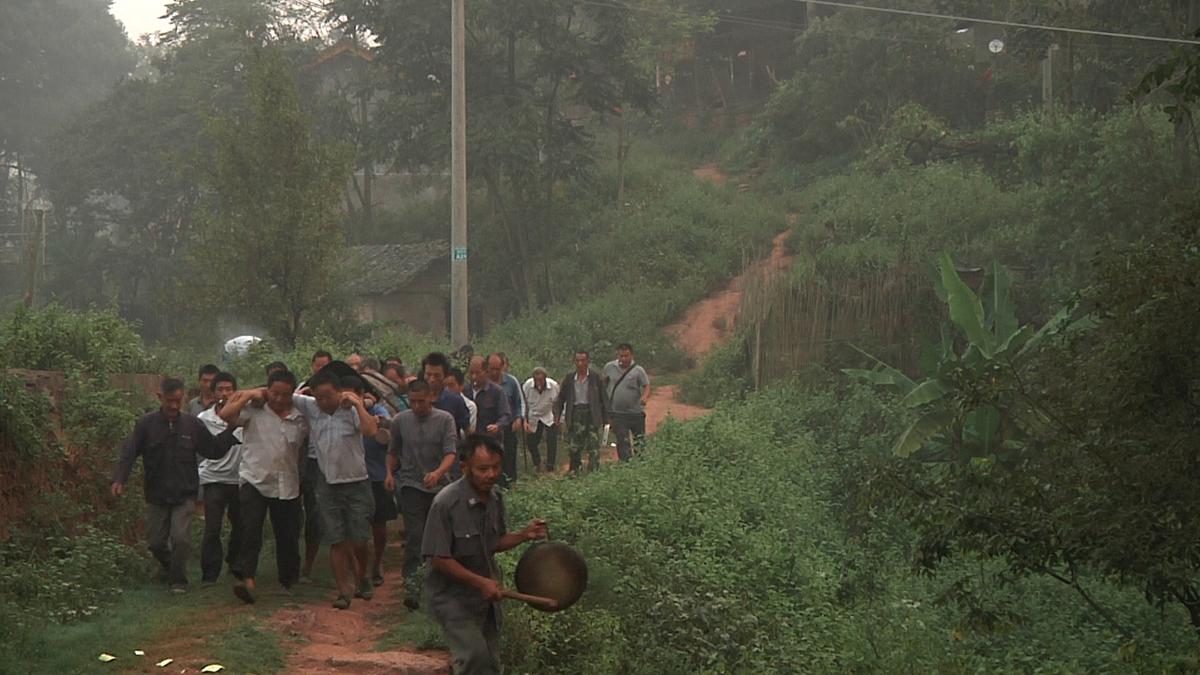 The funeral procession of a young factory worker, Yi Long. (Courtesy of Human Rights Watch)