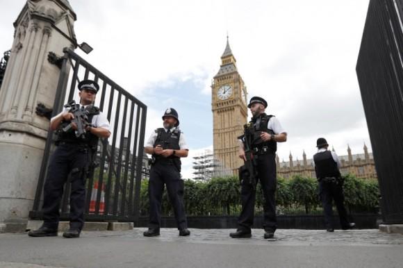 Armed police officers secure the Carriage Gate entrance as they stand outside the Palace of Westminster, in central London, Britain June 16, 2017. (Reuters/Peter Nicholls)
