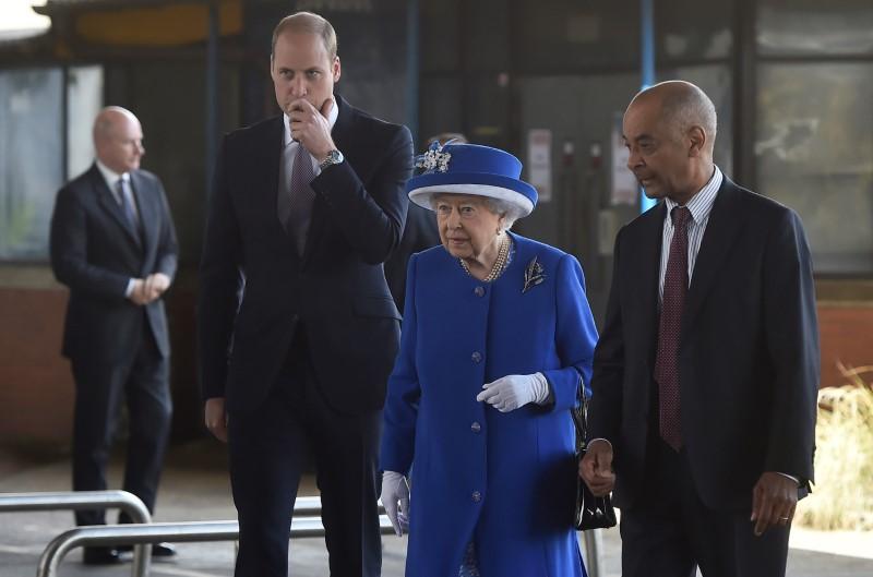 Britain's Queen Elizabeth and Prince William visit the general scene of the fire that destroyed the Grenfell Tower block, in north Kensington, West London, Britain on June 16, 2017. (REUTERS/Hannah McKay)