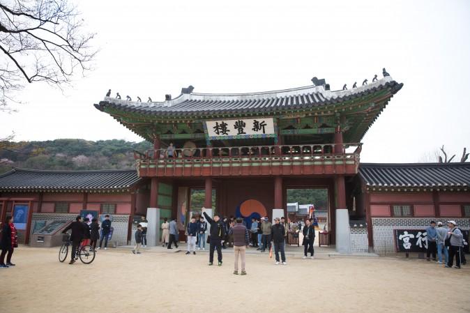 The east gate of the Suwon Hwaseong Fortress. (Benjamin Chasteen/The Epoch Times)