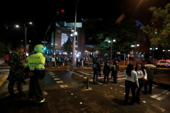 People and security personnel stand outside the Andino shopping center after an explosive device detonated in a restroom, in Bogota, Colombia June 17, 2017. (Reuters/Jaime Saldarriaga)