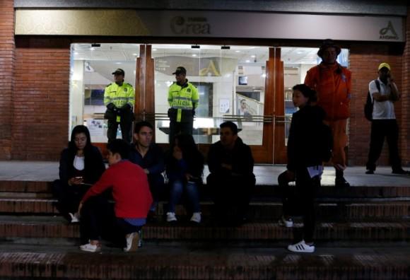 Police officers and people are see outside the Andino shopping center after an explosive device detonated in a restroom, in Bogota, Colombia June 17, 2017. (Reuters/Jaime Saldarriaga)