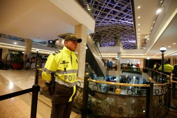 A police officer stands guard at an cordoned off area at the Andino shopping center after an explosive device detonated in a restroom, in Bogota, Colombia June 17, 2017. (Reuters/Jaime Saldarriaga)