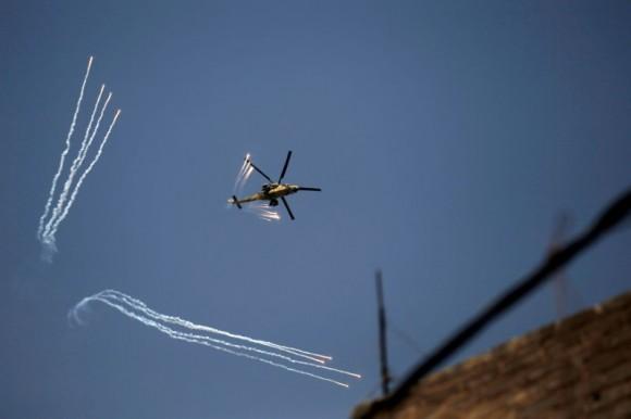 An Iraqi Army helicopter launches decoy flares over western Mosul, Iraq June 17, 2017. (Reuters/Alkis Konstantinidis)