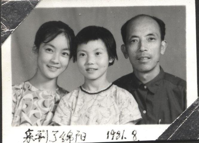 For the "bright future" of two generations, Jennifer's family once again split into two parts. Jennifer and her eldest younger sister went to Mianyang with her father; whilst her mother and youngest sister stayed at Hanwang. (Provided by Jennifer Zeng)