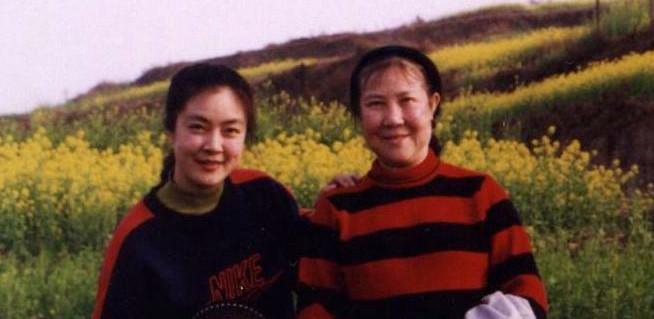 Jennifer with her mother in early 1999. This was the last photo taken before the persecution of Falun Gong began. Jennifer never expected that the persecution would occur. Nor did she realize that she would never have another chance to take a photo with her father. (Provided by Jennifer Zeng)