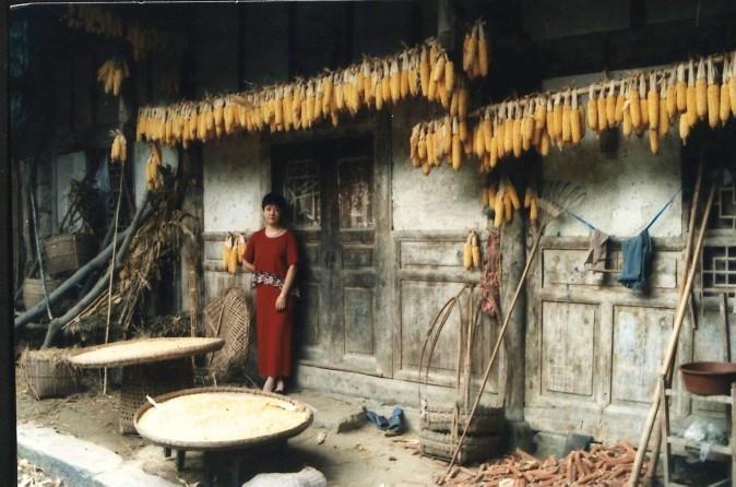In the 1990s'Jennifer revisited her relatives who still lived in the village. The old family house remained unchanged. (Provided by Jennifer Zeng)