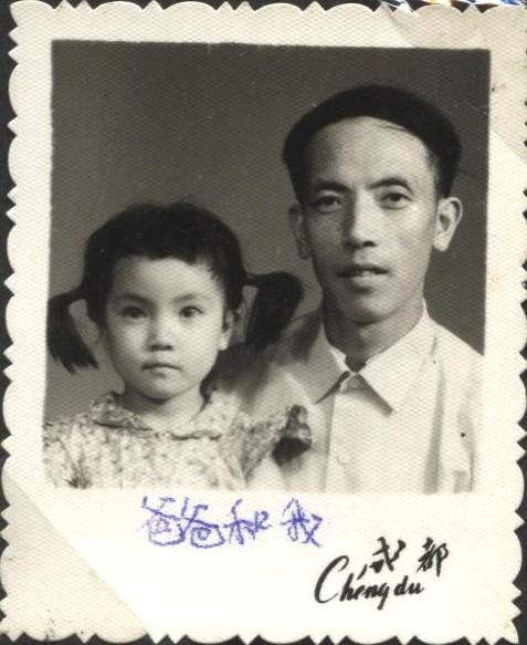 Jennifer began living with her father when she was four. Her uneven braids and band in this photo were all the "artistry" of her father. The dress she wears was also hand-made by her father. Throughout Jennifer's childhood, all the three sisters' clothes were home-made. (Provided by Jennifer Zeng)