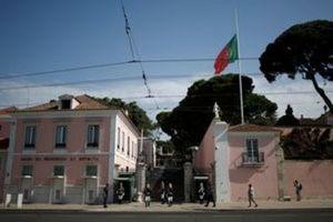 Portuguese flag flies at half mast in honor of victims of a forest fire at Belem Presidential Palace in Lisbon, Portugal on June 19, 2017. (REUTERS/Pedro Nunes)