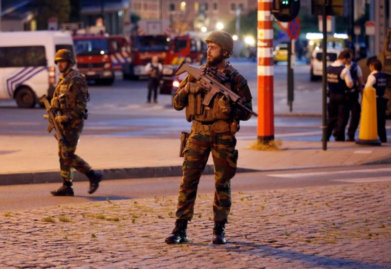 Belgian troops take up position following an explosion at Central Station in Brussels, Belgium on June 20, 2017. (REUTERS/Francois Lenoir)