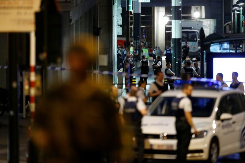 Belgian troops and police take up position following an explosion at Central Station in Brussels, Belgium on June 20, 2017. (REUTERS/Francois Lenoir)