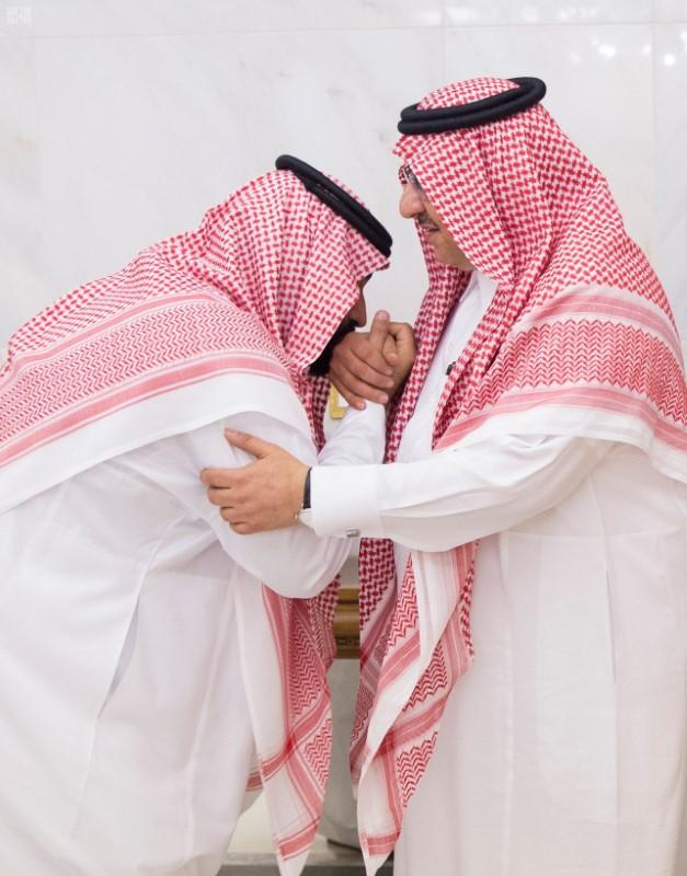 Newly appointed Crown Prince Mohammed bin Salman (L) kisses the hand of Prince Mohammed bin Nayef in Mecca, Saudi on June 21, 2017. (Saudi Press Agency/Handout via REUTERS)