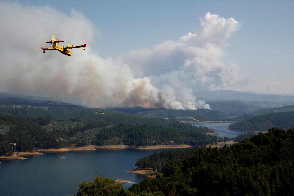 A firefighter plane works on a fire after a wildfire took dozens of lives on June 20, 2017 near Pedrogao Grande, in Leiria district, Portugal. (Pablo Blazquez Dominguez/Getty Images)