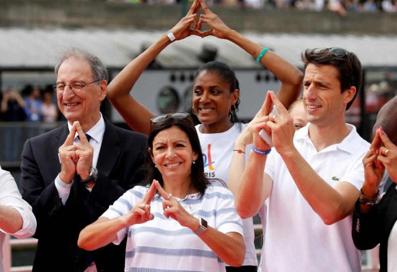 (L-R) President of the French National Olympic and Sports Committee (CNOSF) Denis Masseglia, Paris Mayor Anne Hidalgo, Olynpic champion Marie-Jose Perec, and Tony Estanguet, co-president of the Paris candicacy for the 2024 Olympics, pose on an athletics track installed on the River Seine in Paris, France, June 23, 2017. REUTERS/Jean-Paul Pelissier