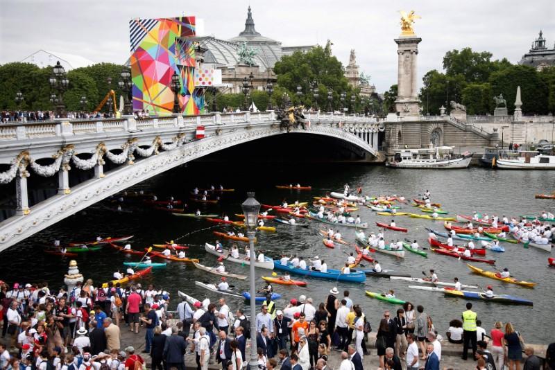 Hundreds of canoe and kayakers paddle under the Pont Alexandre III bridge on the River Seine in Paris, France, June 23, 2017. REUTERS/Charles Platiau