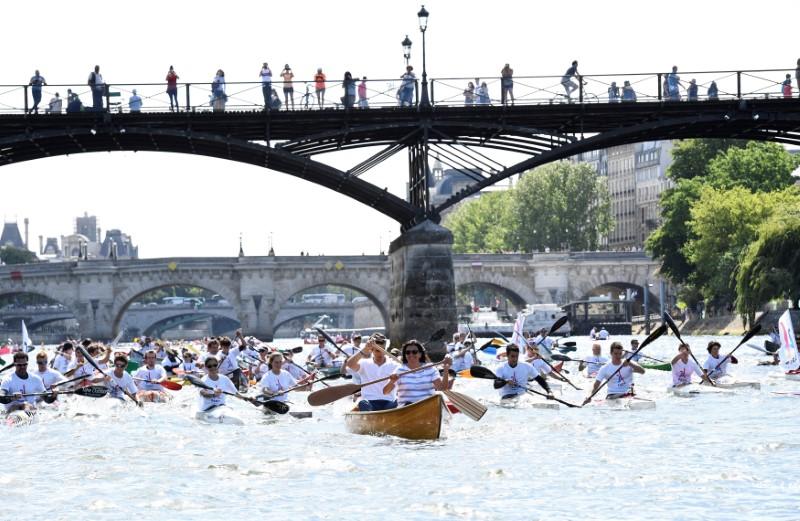 Paris Mayor Anne Hidalgo (R) and the co-president of the Paris bid for the 2024 Olympics Tony Estanguet paddle on the Seine River in Paris, France, June 23, 2017. REUTERS/Martin Bureau/Pool