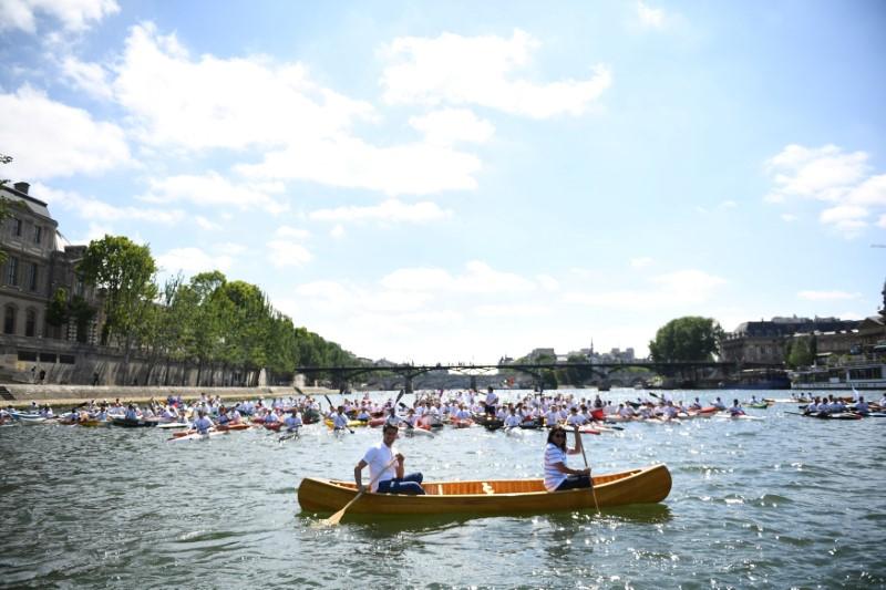 Paris Mayor Anne Hidalgo (R) and the co-president of the Paris bid for the 2024 Olympics Tony Estanguet paddle on the Seine River in Paris, France, June 23, 2017. REUTERS/Martin Bureau/Pool