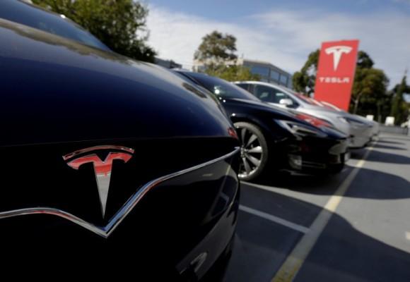 File photo: A Tesla Model X is photographed alongside a Model S at a Tesla electric car dealership in Sydney, Australia, May 31, 2017. (Reuters/Jason Reed/File Photo)