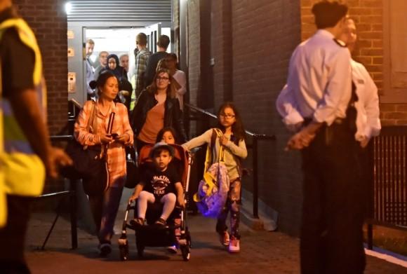 Residents are evacuated from the Taplow Tower residential block as a precautionary measure following concerns over the type of cladding used on the outside of the building on the Chalcots Estate in north London, Britain, June 23, 2017. (Reuters/Hannah McKay)