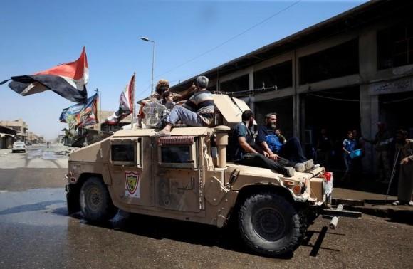 Displaced civilians rescued by Iraqi security forces from battle at Old City are pictured as they are transported from an armoured vehicle to an emergency clinic in western Mosul, Iraq June 23, 2017. (Reuters/Erik De Castro)