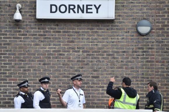 Emergency services officers stand outside the Dorney Tower, during an evacuation as a precautionary measure following concerns over the type of cladding used on the outside of the building on the Chalcots Estate in north London, Britain, June 24, 2017. (ReutersHannah McKay)