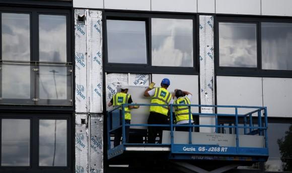 Cladding is removed from the side of Whitebean Court in Salford, Manchester, Britain June 26, 2017. (Reuters/Andrew Yates)